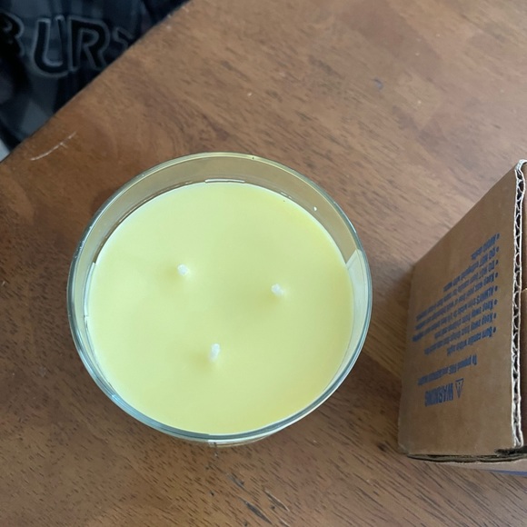 NWT Bath & Body Works 3-Wick Candle PINEAPPLE PASSIONFRUIT - Picture 4 of 5